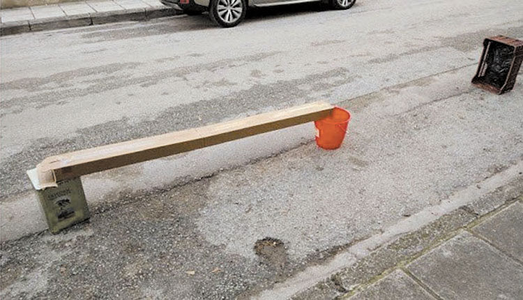 ΕΠΙΧΕΙΡΗΣΗ... ΣΚΟΥΠΑ Μαζεύοντας... “καβάτζες” για το πάρκινγκ!