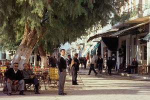 ΦΩΤΟΗΜΕΡΑΣ: Σητεία, Ανατολική Κρήτη. Κεντρικός δρόμος στη Λασιθιώτικη πόλη. Αύγουστος 1964. Φωτ. Konrad Helbig Deutsche Fotothek.