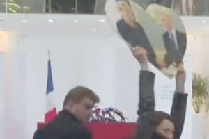 Μια φωτογραφία… καρδούλα Θα την ψάχνουν τώρα αυτή την κυρία! Επεισόδιο σημειώθηκε κατά τη διάρκεια συνέντευξης Τύπου της Μαρί Λεπέν σε δημοσιογράφους στους οποίους παρουσίασε χθες τις θέσ