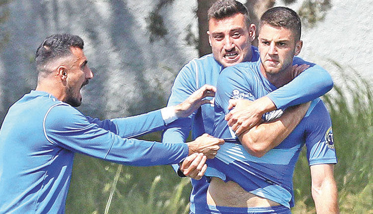 Ο Ποζατζίδης έχει πετύχει το 0-2 και πανηγυρίζει με τους συμπαίκτες του