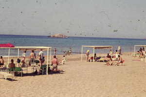 ΦΩΤΟΗΜΕΡΑΣ: ΣΤΗΝ ΠΑΡΑΛΙΑ του Τομπρούκ αρχές της δεκαετίας του ’70.