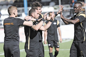 Οι παίκτες του Αλμυρού πανηγυρίζουν το γκολ του Γιαλούση που έστειλε στον τελικό την ομάδα του Γαζίου