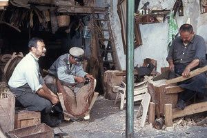 ΦΩΤΟΗΜΕΡΑΣ: Εργαστήριο που κατασκευάζει σέλες στο Ρέθυμνο, Αύγουστος 1970. Φωτ.-Konrad Helbig Deutsche Fotothek