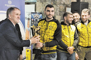 Ο αντιπρόεδρος της ΕΠΟ κ. Αντωνίου απένειμε το κύπελλο fair play στους παίκτες του Ανθεστίωνα