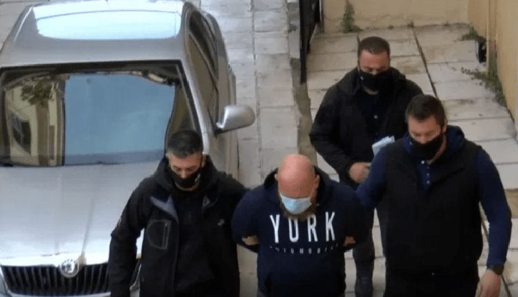 Ο Νορβηγός δεν παρέστη στο δικαστήριο αλλά εκπροσωπήθηκε από διορισμένο συνήγορο υπεράσπισης