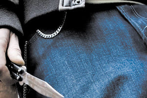 Τα «αρπακτικά» του δρόμου: Ο 15χρονος με το μαχαίρι, η πειραγμένη εξάτμιση και η «κορώνα» στον λαιμό