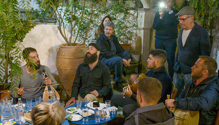 Κρητικό γλέντι στο χωριό Πεύκος