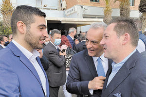 κεφαλογιαννης και ανιψιός με πετσα