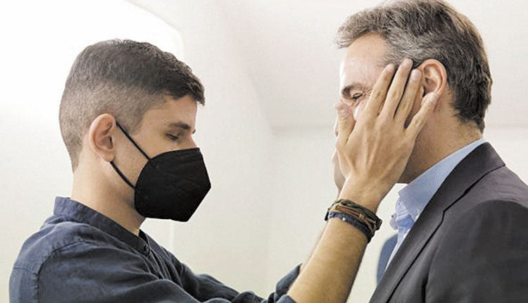 συναντηση μητσοτακη με τυφλο