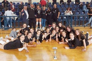 Η γυναικεία ομάδα του ΟΦΗ πανηγυρίζει τον τίτλο της