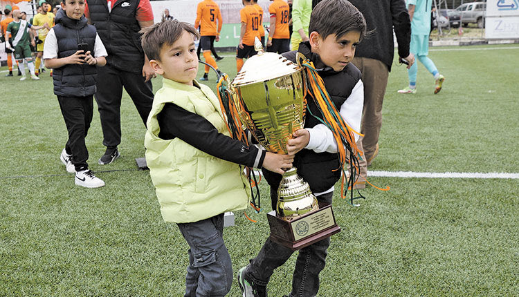 Παιδιά μετέφεραν το κύπελλο στο γήπεδο