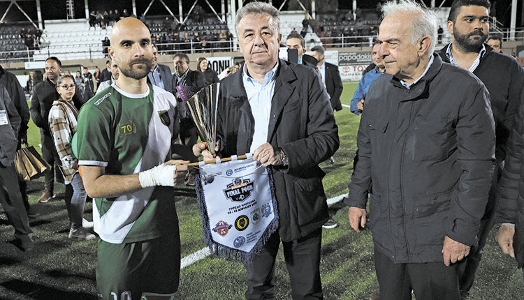 Ο αρχηγός του ΠΟΑ Νίκος Κερμενίδης έλαβε το τρόπαιο του ηττημένου από τους κ. Αρναουτάκη, Λαμπρινό. 