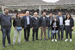 Η Κατερίνα Ξυδάκη βραβεύτηκε από την αντιπροσωπεία της Περιφέρειας.