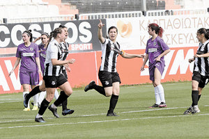 Η Κυδωνάκη πανηγυρίζει ένα από τα χθεσινά γκολ του ΟΦΗ