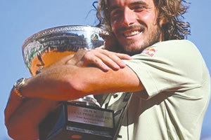 Αγκαλιά με το κύπελλο ο Τσιτσιπάς