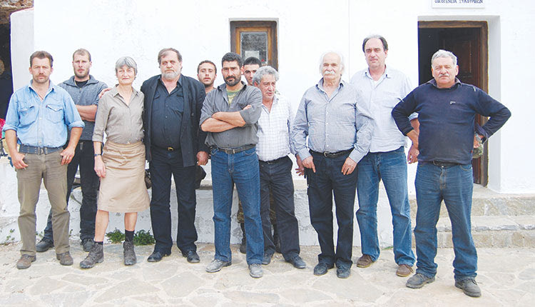 Πετροδολάκια Ψηλορείτη, Μάιος 2010. Η Γαβριέλα Μπούλοκ στον Άγιο Φανούριο της οικογένειας των Ξυλούρηδων. Δεξιά της Γαβριέλας ο Βασίλης Σπιθούρης, γιος του Μανόλη Σπιθούρη Νταμπακομανόλη που τραυματίστηκε βαριά στο σαμποτάζ της Δαμάστας στις 8 Αυγούστου 1944,  πολεμώντας δίπλα στον Στάνλεϋ Μος. Τέταρτος από δεξιά, ο Γιαννάκος Ξυλούρης του Ανάστο. Ήταν ο κύριος συνομιλητής της Γαβριέλας κατά την επίσκεψή της στα Ανώγεια και την ανάβασή της στη Νίδα του Ψηλορείτη. Ο Γιαννάκος Ξυλούρης πέθανε στην Αθήνα την προηγούμενη Τετάρτη 13 Απριλίου και αφιερώνουμε με σεβασμό τη φωτογραφία και το άρθρο στη μνήμη του.