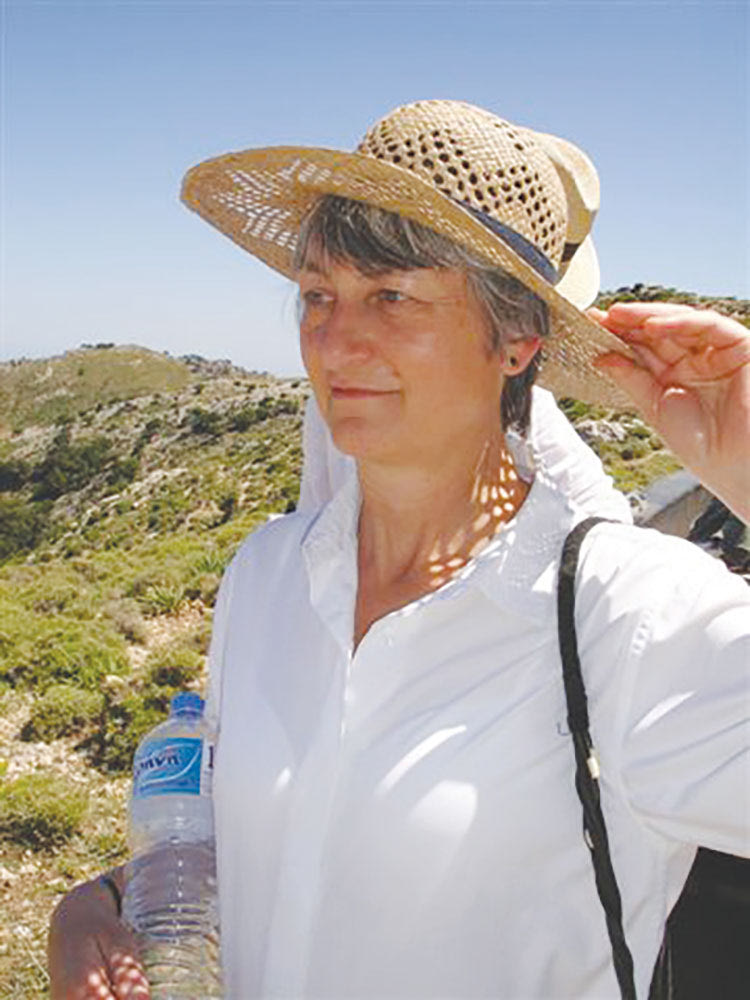 Η Γαβριέλα Μπούλοκ, κόρη του Στάνλεϋ Μος, αναζητώντας τα χνάρια του πατέρα της  τον Μάιο του 2010 στην Κρήτη