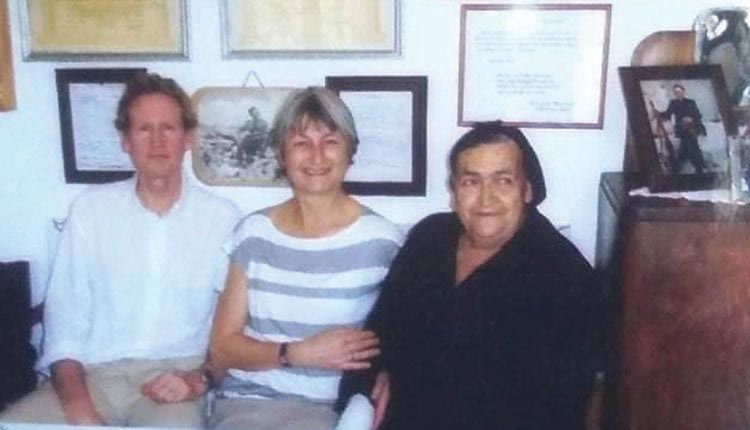  Η Γαβριέλα Μπούλοκ με τον σύζυγό της στο σπίτι του Μανόλη Σπιθούρη – Νταμπακομανόλη με την γυναίκα του Νταμπακομανώλη Αικατερίνη