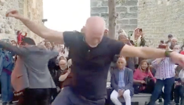 Το ζεϊμπέκικο του Γιώργου  Δεν θα άφηνε την ευκαιρία! Ζεϊμπέκικο με τον δήμαρχο της Αλικαρνασσού, Αχμέτ Αράς, χόρεψε ο Γιώργος Παπανδρέου. 