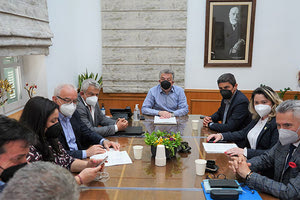 Στιγμιότυπο από την υπογραφή της σύμβασης στην Περιφέρεια Κρήτης