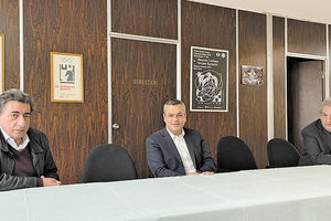 Ο κ. Μαμουλάκης με εκπροσώπους της Σκακιστικής Ομοσπονδίας