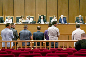 Δεκαοκτώ μήνες μετά την πρωτόδικη καταδικαστική απόφαση για την εγκληματική οργάνωση Χρυσή Αυγή, θα ξεκινήσει η δίκη σε δεύτερο βαθμό. Η δίκη προσδιορίστηκε στις 15 Ιουνίου (2022) και έπειτα από αίτημα των συνηγόρων πολιτικής αγωγής που έγινε δεκτό από την πρόεδρο του Τριμελούς Συμβουλίου Διοίκησης του Εφετείου Αθηνών κ. Δρακοπούλου – Τριανταφύλλη (απέστειλε χθες σχετικό αίτημα στο υπουργείο Δικαιοσύνης, από το οποίο ζητά την άμεση έκδοση Υπουργικής Απόφασης), αναμένεται να διεξαχθεί κατ' αποκλειστικότητα στην αίθουσα τελετών του Εφετείου Αθηνών. «Η εξέλιξη αυτή δικαιώνει το αίτημά μας και καταδεικνύει ότι το σύνολο των κριτηρίων με τα οποία το αιτιολογούμε (πρόσβαση κοινού και δημοσιογράφων, εξασφάλιση απρόσκοπτης συμμετοχής παραγόντων δίκης), που είχε αποτελέσει και μη εισακουσθέν αίτημα της Προέδρου του πρωτοβάθμιου δικαστηρίου, κ. Μαρίας Λεπενιώτη, υιοθετείται και υποστηρίζεται πλέον και από τα αρμόδια υπηρεσιακά διοικητικά όργανα του Εφετείου Αθηνών, ενώ θετικά έχει εισηγηθεί κατ’ επανάληψη και η Προϊσταμένη της Εισαγγελίας Εφετών Αθηνών κ. Μαρία Γκανέ» αναφέρουν οι συνήγοροι. Και προσθέτουν: «Ύστερα από όλα αυτά ο Υπουργός Δικαιοσύνης μόνο πολιτικούς λόγους θα είχε για να αρνηθεί την ικανοποίηση του αιτήματος, αφού όλοι οι υπηρεσιακοί λόγοι συνηγορούν στην αποδοχή του. Τον καλούμε να εκδόσει άμεσα την αιτούμενη Υ.Α. και να ορίσει την αίθουσα τελετών του Εφετείου Αθηνών ως τόπο κατ’ αποκλειστικότητα διεξαγωγής της δίκης Χ.Α. στον δεύτερο βαθμό».