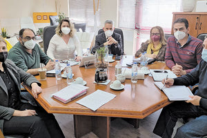 Η διοικήτρια Λ. Μπορμπουδάκη και ο νέος υποδιοικητής Ν. Παπαβασιλείου με τους διευθυντές των τμημάτων της 7ης ΥΠΕ Κρήτης