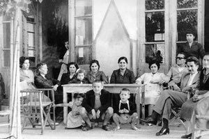 ΦΩΤΟΗΜΕΡΑΣ: Μεγάλη οικογενειακή παρέα μπροστά στο συγγενικό καφενείο του Ιωάννη Περβολαράκη, σημερινή ταβέρνα του Σήφη, Πάσχα του 1957. Διακρίνονται από δεξιά: Αρετή Μανουσάκη-Βουράκη, Ιωάννης Εμμ.Χανιωτάκης, Καλλιόπη Περβολαράκη μετέπειτα σύζυγος Εμμανουή Γ. Γουβιανάκη, Κωνσταντίνος Μιλτ. Μανουσάκης, Πελαγία Φιοράκη-Χανιωτάκη, Αρετή σύζυγος Εμμανουήλ Βουράκη με την κόρη της Μαρία, Μαρία Μαραζάκη - Χανιωτάκη με την κόρη της Κατερίνα, Ελένη Καργιωτάκη-Μανουσάκη (δασκάλισσα), Χαρίκλεια Παπαγιάννη-Μανουσάκη και η δασκάλα μας Ελένη Χηράκη στην άκρη. Καθιστά τα παιδιά Εμμανουήλ Χανιωτάκης, Ζαχαρίας Βουράκης και Μαρία Μανουσάκη. (Πηγή Πολιτιστικός Σύλλογος Αβδού).