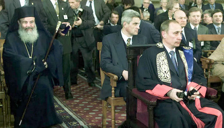 Το Πανεπιστήμιο Πελοποννήσου αφαίρεσε τον τίτλο του επίτιμου διδάκτορα που είχε αποδοθεί στον Βλαντίμιρ Πούτιν, το 2018, από το Τμήμα Ιστορίας Αρχαιολογίας και Διαχείρισης Πολιτισμικών Αγαθών.