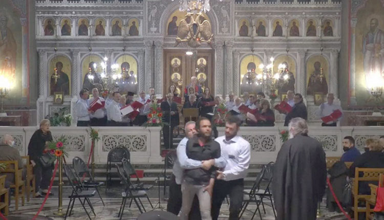 Αλλοδαπός αραβικής καταγωγής, εισέβαλε στον Ιερό Ναό Αγίου Παντελεήμονα και διέκοψε μια εκδήλωση με βυζαντινή μουσική, αρπάζοντας το μικρόφωνο και ουρλιάζοντας κάτι στα αραβικά. Τελικά στην σύλληψή του προχώρησε η Ελληνική Αστυνομία.;