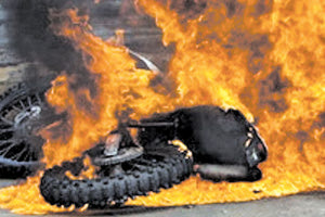 Στις φλόγες το δίκυκλο που ήταν σταθμευμένο στην Αγία Τριάδα