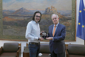 Το χρυσό μετάλλιο της Βουλής των Ελλήνων στον Λεωνίδα Καβάκο