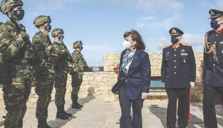 ΜΕ ΤΟΥΣ ΑΚΡΙΤΕΣ Η ΠΡΟΕΔΡΟΣ ΤΗΣ ΔΗΜΟΚΡΑΤΙΑΣ