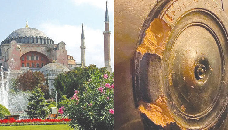βανδαλισμός της Αυτοκρατορικής Πύλης της Αγίας Σοφίας στην Κωνσταντινούπολη.