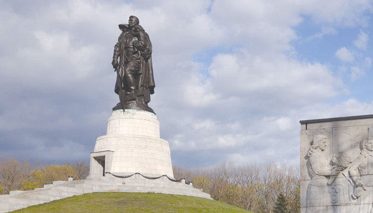 Άγνωστοι πέταξαν κόκκινη μπογιά βανδαλίζοντας ένα σοβιετικό μνημείο στην γερμανική πόλη Πότσδαμ, έξω από το Βερολίνο, ένα μνημείο το οποίο τιμά τη μνήμη των στρατιωτών του Κόκκινου Στρατού που σκοτώθηκαν στον Β’ Παγκόσμιο Πόλεμο, ανακοίνωσε η γερμανική αστυνομία.