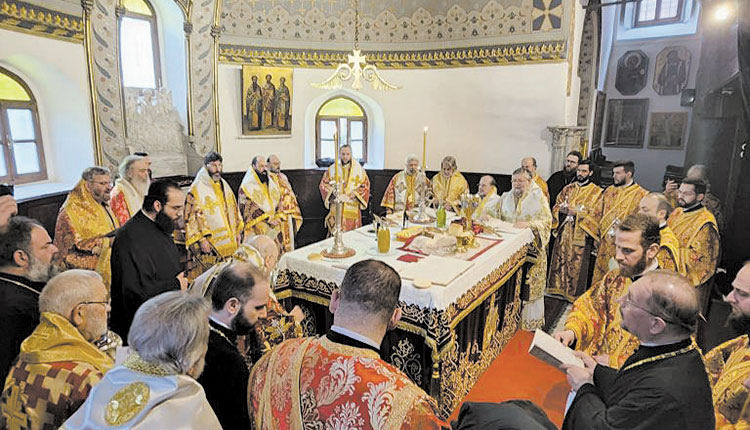 ΚΟΡΥΦΩΘΗΚΕ ΧΘΕΣ Η ΔΙΑΔΙΚΑΣΙΑ ΣΤΟ ΦΑΝΑΡΙ ΑΠΟ ΤΟΝ ΟΙΚΟΥΜΕΝΙΚΟ ΠΑΤΡΙΑΡΧΗ Με βιολογικό λάδι από τη Μονή Τοπλού έγινε το Άγιο Μύρο