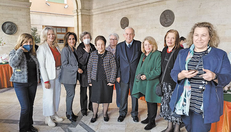ΣΥΝΔΕΣΜΟΣ ΜΕΛΩΝ ΓΥΝΑΙΚΕΙΩΝ ΣΩΜΑΤΕΙΩΝ ΗΡΑΚΛΕΙΟΥ ΚΑΙ Ν. ΗΡΑΚΛΕΙΟΥ Πάνω από δύο χιλιάδες αυγά έβαψαν για το παζάρι τους