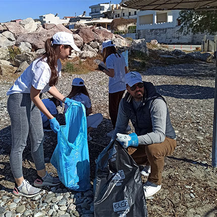 Συνολικά 500 κιλά απορριμμάτων μάζεψαν μαθητές του 2ου και 3ου Δημοτικού Σχολείου Τυμπακίου από την παραλία του Κόκκινου Πύργου!