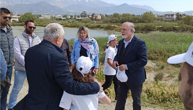 Συνολικά 500 κιλά απορριμμάτων μάζεψαν μαθητές του 2ου και 3ου Δημοτικού Σχολείου Τυμπακίου από την παραλία του Κόκκινου Πύργου!