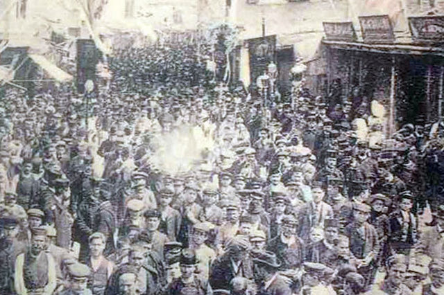 ΦΩΤΟΗΜΕΡΑΣ: 1904. Η τελετή της Ανάστασης στο Ηράκλειο, φωτογραφημένη από τον Μπεχαεντίν