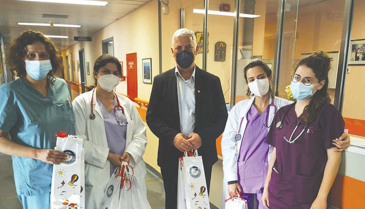 Ο διοικητής του Γενικού Νοσοκομείου Χανίων, κ. Γιώργος Μπέας, σε ανάρτησή του αναφέρει «όπως κάθε χρόνο έτσι και φέτος “Το Χαμόγελο του Παιδιού” προσέφερε στους μικρούς μας ασθενείς στην Παιδιατρική Κλινική του ΓΝ Χανίων τις λαμπάδες της Αναστάσεως.