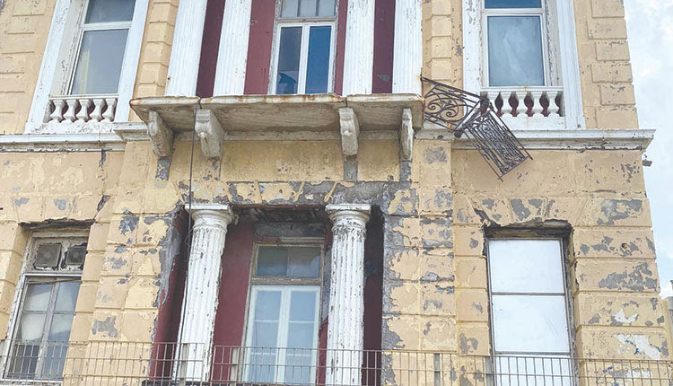 Τι έχουν τα έρμα τα κτήρια στο Ηράκλειο και καταρρέουν; Όπως το νεοκλασικό ιδιοκτησίας Καλλιωράκη
