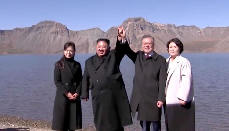 Ο ηγέτης της Βόρειας Κορέας Κιμ Γιονγκ Ουν και ο απερχόμενος πρόεδρος της Νότιας Κορέας Μουν Τζε-ιν αντάλλαξαν επιστολές,