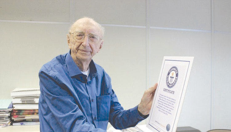 Ένας 100χρονος από την πόλη Μπρουσκ της νότιας Βραζιλίας κέρδισε μια θέση στο βιβλίο των Ρεκόρ Γκίνες για το μεγαλύτερο χρονικό διάστημα που έχει εργαστεί κανείς στην ίδια εταιρεία: ο Βάλτερ Όρτμαν συμπλήρωσε 84 συναπτά έτη!