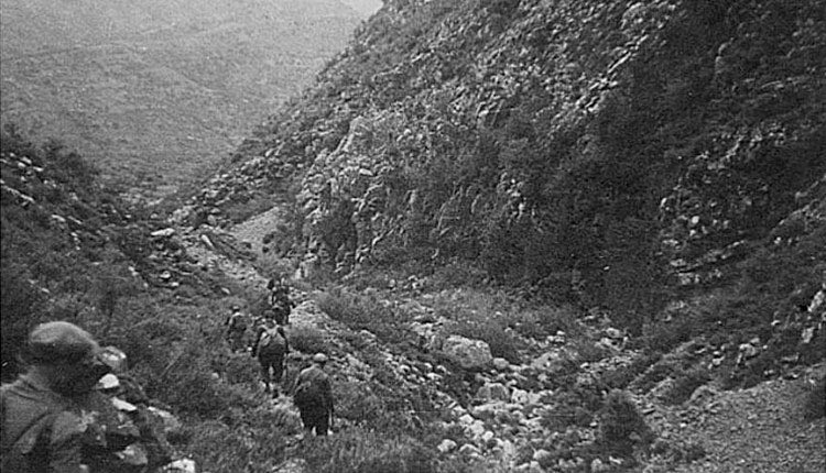 Πέμπτη, 20 Απριλίου 1944. Τέσσερις ημέρες μετά τον εορτασμό του Πάσχα, η ομάδα απαγωγής του Στρατηγού Κράιπε κατηφορίζει στο φαράγγι του «Χαυγά» των ορεινών της Κασταμονίτσας, με τελικό προορισμό την περιοχή των Πατσιδών και την απαγωγή του Στρατηγού (φωτογραφία αρχείου Patrick Leigh Fermor).