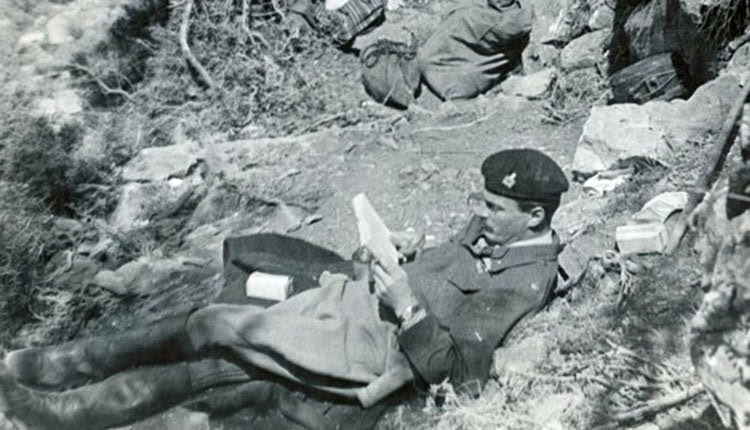  Ο Πάτρικ Λη Φέρμορ αναπαύεται στην τοποθεσία «Καλόγερος» στη μάντρα του Σηφογιάννη λίγες ημέρες πριν την απαγωγή του Στρατηγού Κράιπε. (φωτογραφία αρχείου William Stanley Moss) 