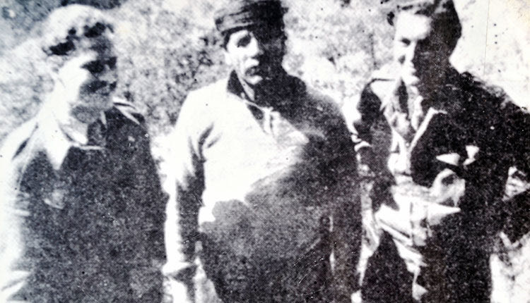 Πάτρικ Λη Φέρμορ (αριστερά), Αναστάσης Μπουτζαλής στο μέσον και Στάνλεϋ Μος (δεξιά), στη μάντρα του Σηφογιάννη στα ορεινά της Κασταμονίτσας. Φωτογραφία την Κυριακή του Πάσχα 16 Απριλίου 1944, λίγες ημέρες πριν την απαγωγή του Στρατηγού Κράιπε 