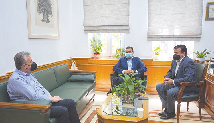 Είχε το ενδιαφέρον της η χθεσινή συνάντηση του περιφερειάρχη Κρήτης Στ. Αρναουτάκη με τον επίτιμο Υπαρχηγό της Ελληνικής Αστυνομίας, στρατηγό Ανδρέα Δασκαλάκη.