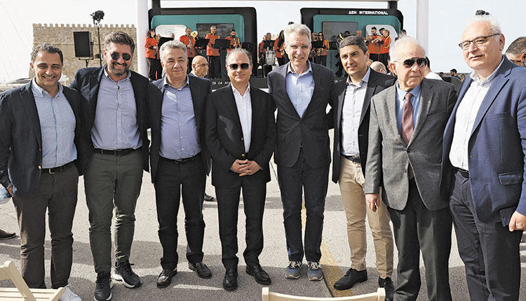 Ο αμερικάνος Πρέσβης με τον υφυπουργό Αθλητισμού κ. Αυγενάκη, τον βουλευτή κ. Σενετάκη τον Περειφερειάρχη κ. Αρναουτάκη, τον πρόεδρο του περιφερειακού συμβουλίου κ. Μπαριτάκη και τους δημάρχους κ.κ. Λαμπρινό, Μαρινάκη και Μποκέα