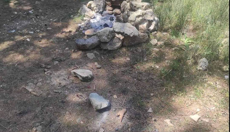 Έβαλαν φωτιές, άφησαν και τα σκουπίδια τους